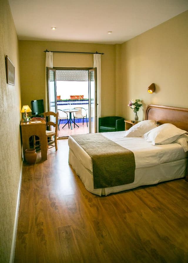 DOUBLE WITH DOUBLE BED