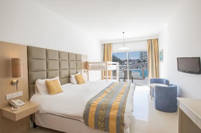 FAMILY ROOM SEA VIEW