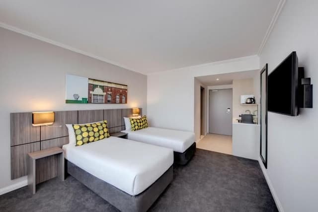 DOUBLE EXECUTIVE QUEEN BED