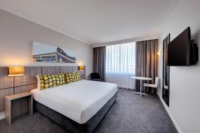 DOUBLE EXECUTIVE QUEEN BED
