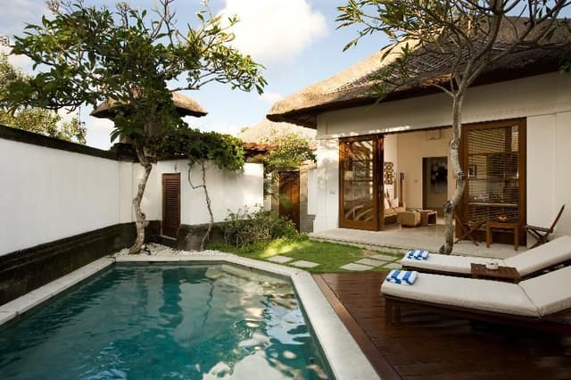 VILLA WITH PRIVATE POOL