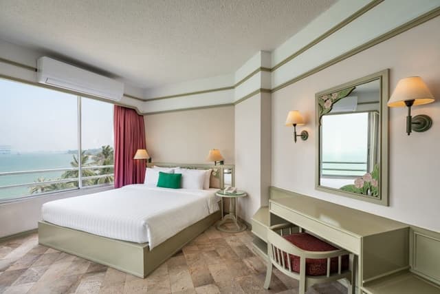 Whale Tail Suite