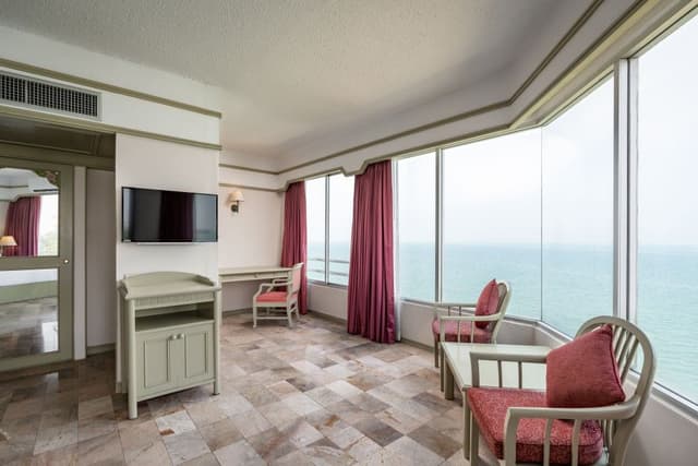 Whale Tail Suite