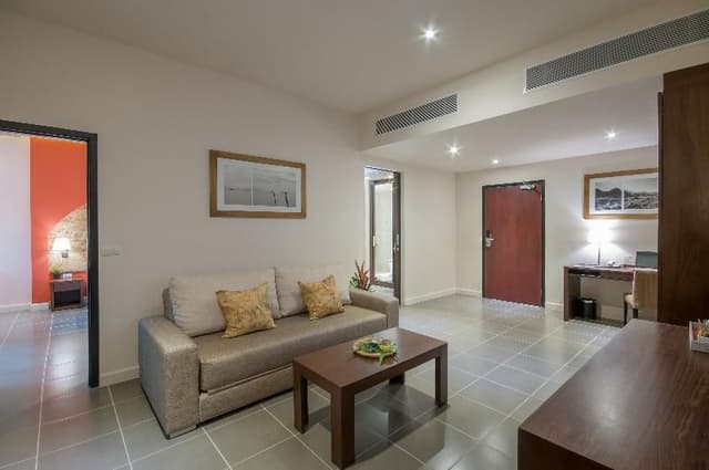 SUITE GARDEN VIEW KING BED