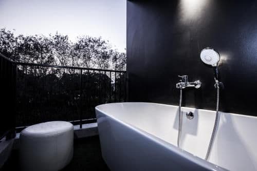 Deluxe Double with Bathtub ( Balcony)