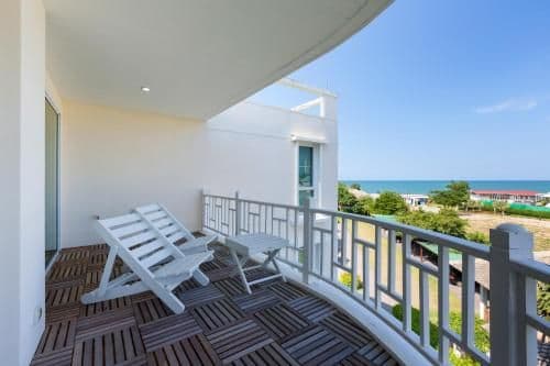 Two-Bedroom Apartment with Sea View (Free in Room Wifi)