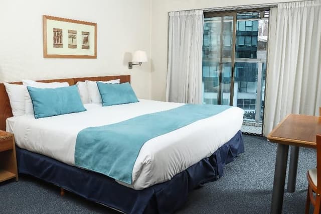 DOUBLE WITH DOUBLE BED