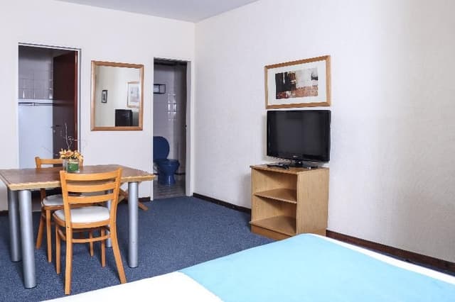 DOUBLE WITH DOUBLE BED