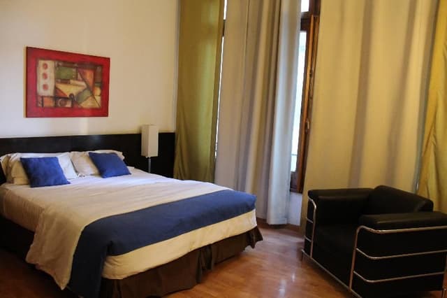 DOUBLE WITH DOUBLE BED