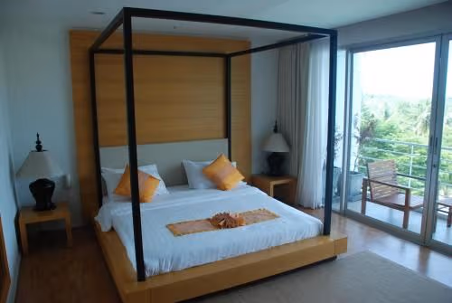 One-Bedroom Duplex with Garden View