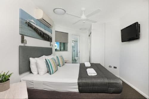 Two-Bedroom Beachfront Apartment with Rooftop Hot Tub