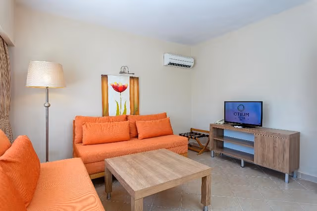 FAMILY ROOM GARDEN VIEW