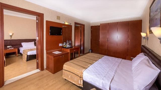 FAMILY ROOM CONNECTING ROOM