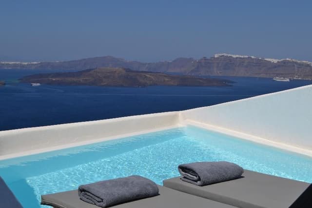 SUITE WITH PRIVATE POOL