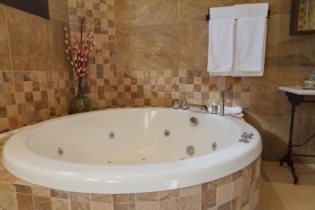 SUITE WITH JACUZZI
