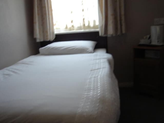 SINGLE WITH SHARED BATHROOM