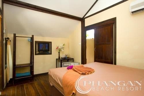 Wooden Bungalow with Beach Access