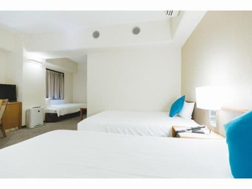 Twin Room with Extra Bed - Non-Smoking