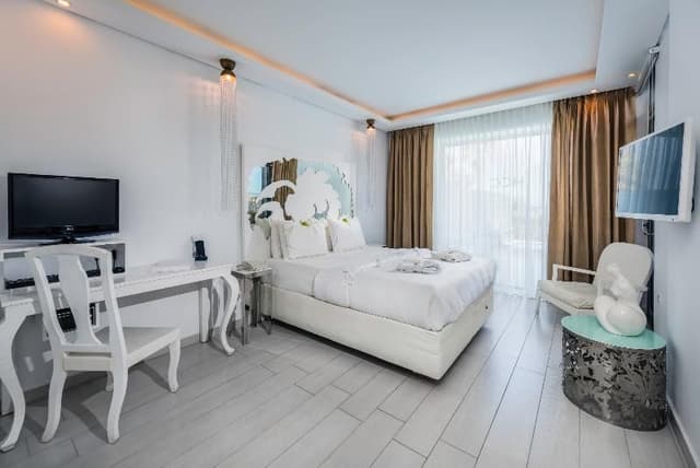 SUITE WITH PRIVATE POOL