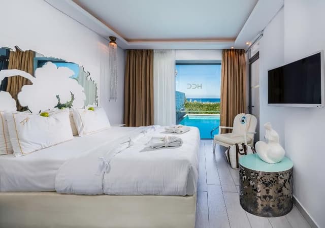 SUITE WITH PRIVATE POOL