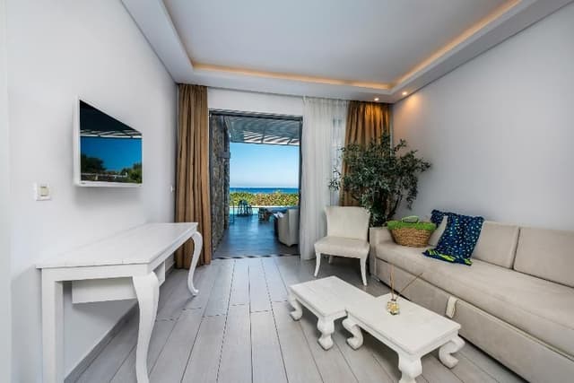 SUITE WITH PRIVATE POOL