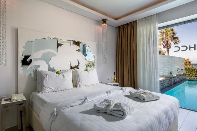 SUITE WITH PRIVATE POOL