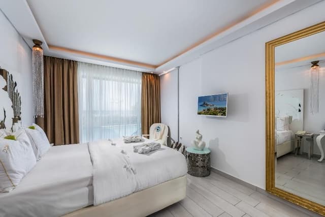 SUITE WITH PRIVATE POOL