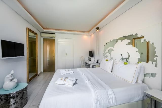 SUITE WITH PRIVATE POOL