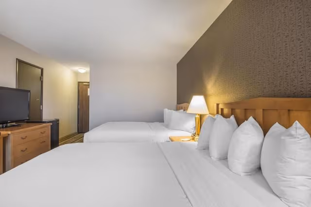 DOUBLE TWO QUEEN BEDS