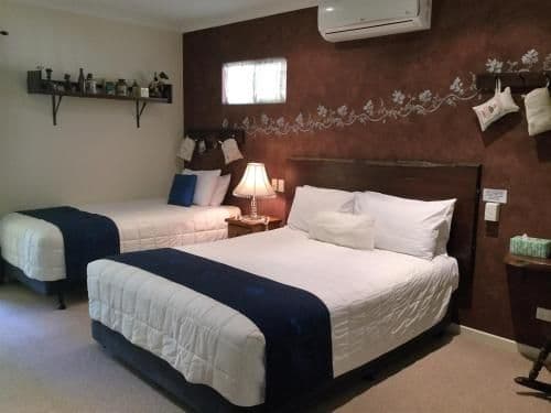 Luxury Queen Room with Single bed