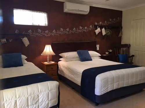 Luxury Queen Room with Single bed