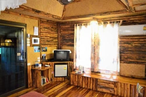 Wooden Bungalow with Sea View