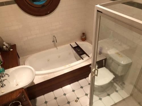 Queen Room with Spa Bath
