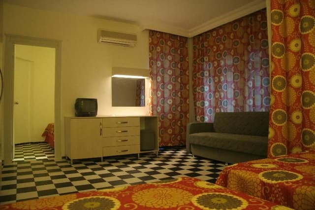 FAMILY ROOM CONNECTING ROOM