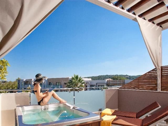 SUITE SUPERIOR POOL VIEW