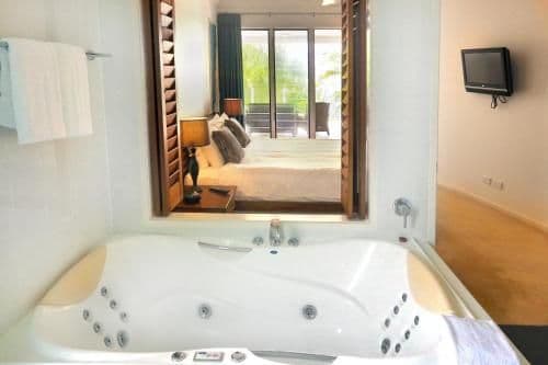 12|3 Bedroom Luxury Beachfront Apartment