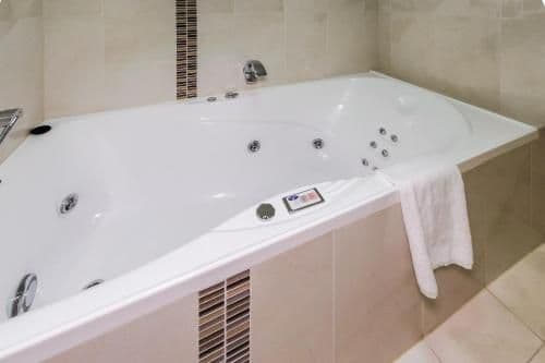 10|3 Bedroom Luxury Beachfront Apartment
