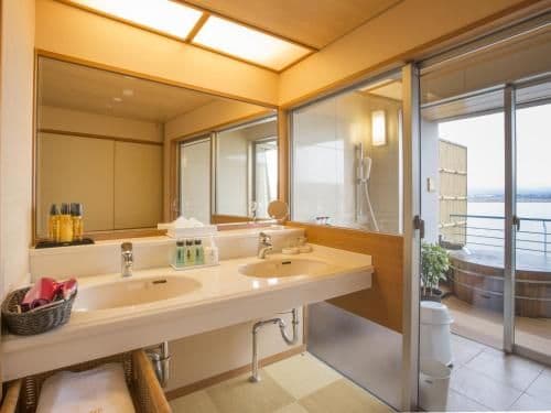 Suite with Open-Air Bath Lake View