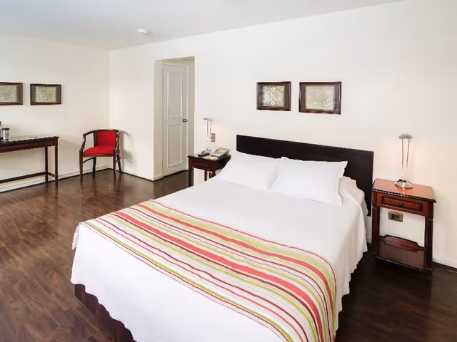 DOUBLE WITH DOUBLE BED