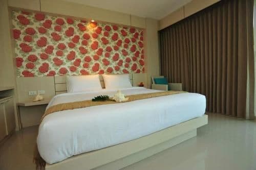 Superior King Room with Partial Seaview