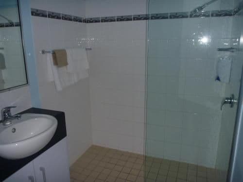 Standard Deluxe Queen and King Single Room