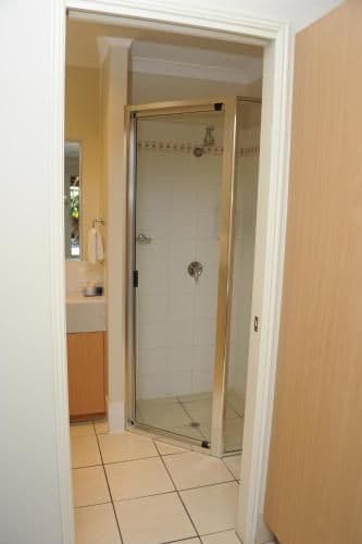 Standard Deluxe Queen and King Single Room