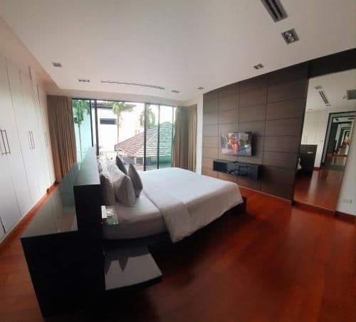 Five-Bedroom Villa
