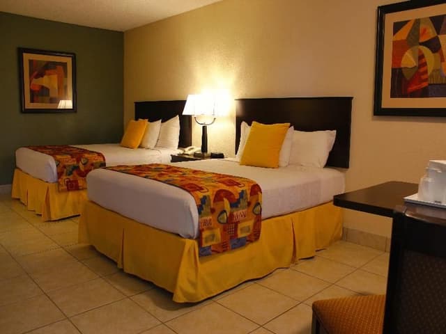 DOUBLE TWO QUEEN BEDS