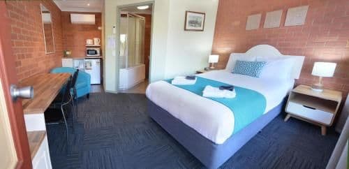 Deluxe Queen Room with Spa Bath