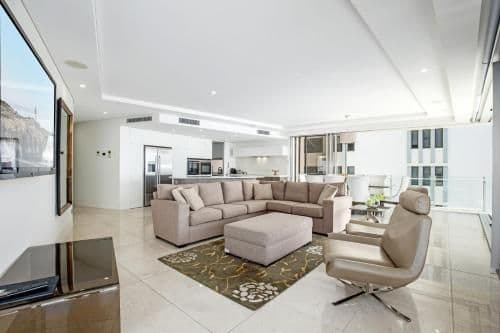 Deluxe Three-Bedroom Apartment