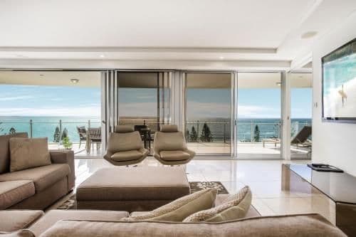 Deluxe Three-Bedroom Apartment