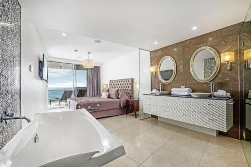 Deluxe Three-Bedroom Apartment