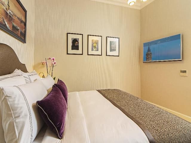 DOUBLE DELUXE KING BED