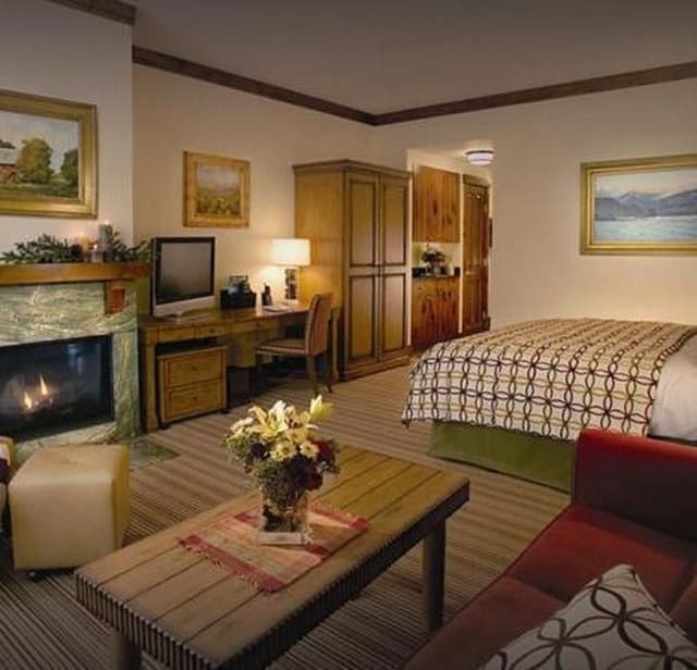 STUDIO KING SIZE BED